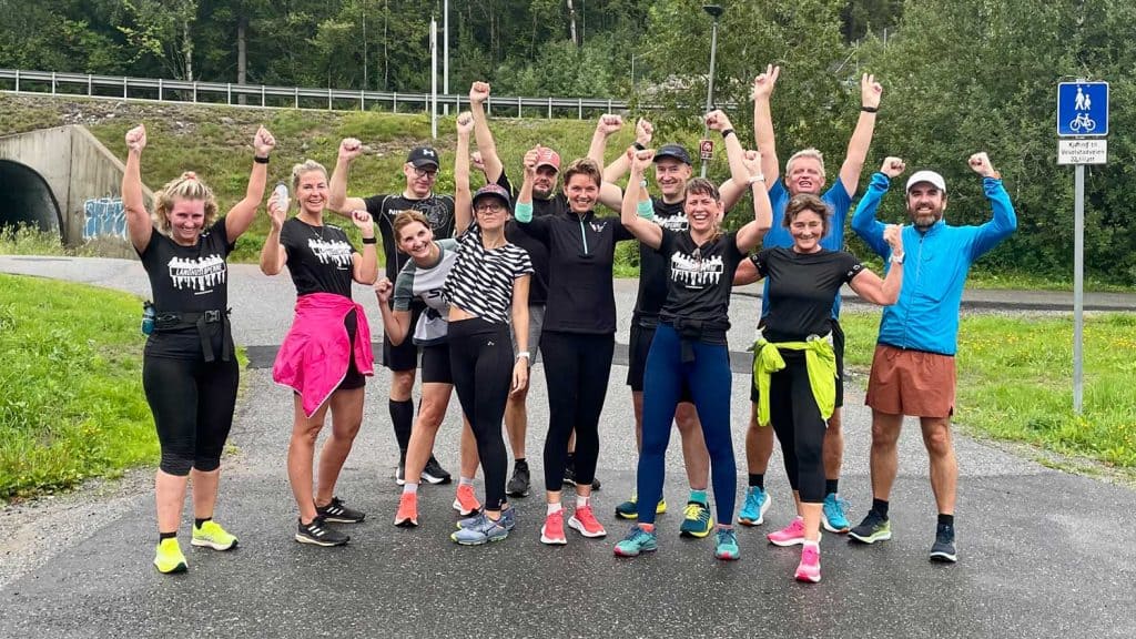 Gruppebilder av glade løpere etter en felles løpetur med Langshuløperne.